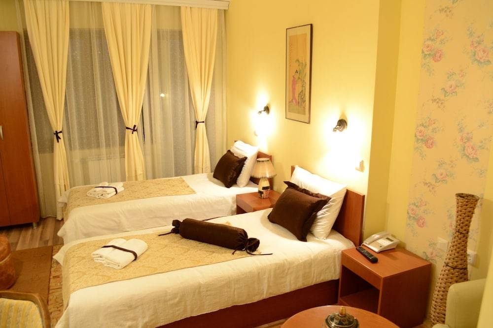 Hotel Pine 2
