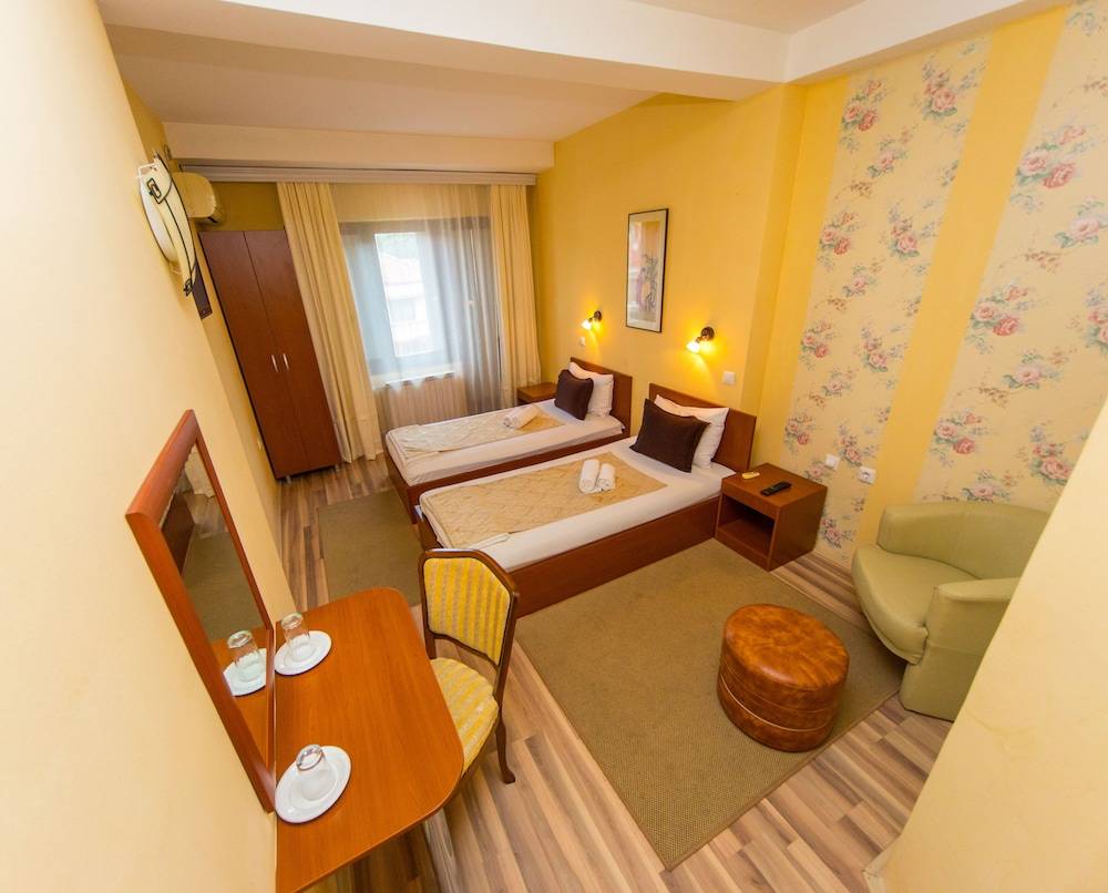 Hotel Pine 1