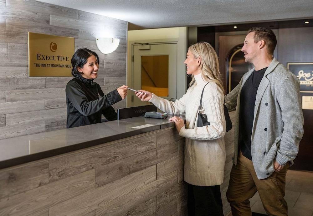 Mountain Side Hotel Whistler by Executive 2