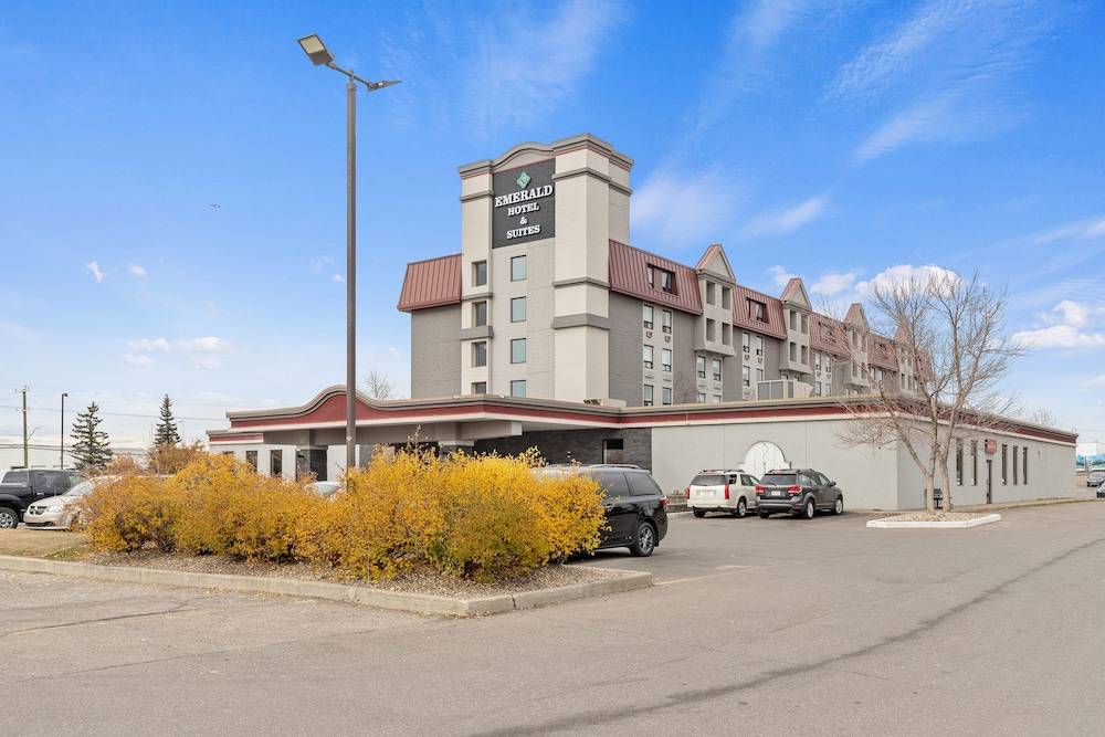 Emerald Hotel & Suites Calgary Airport 1
