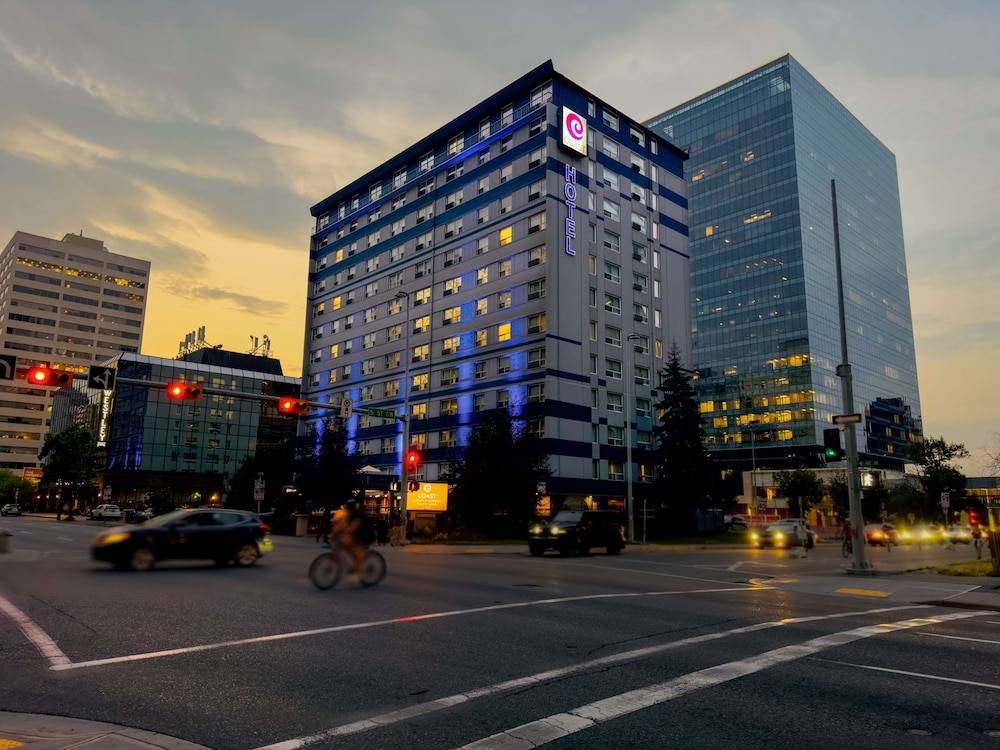 Coast Calgary Downtown Hotel & Suites by APA 1