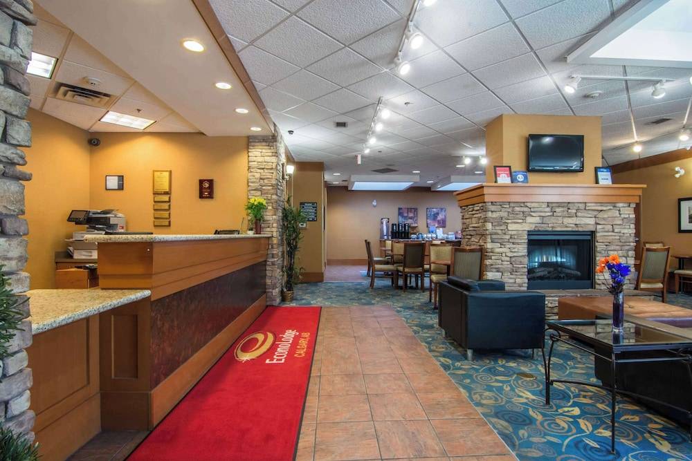 Econo Lodge Inn & Suites University 2