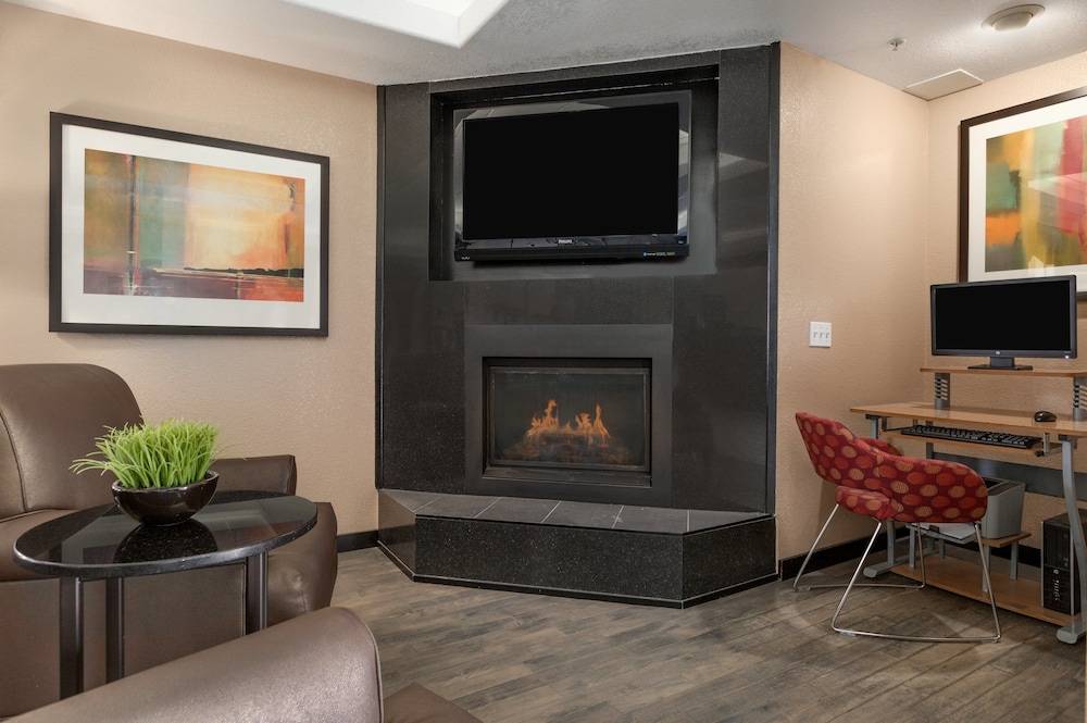 Super 8 by Wyndham Calgary Shawnessy Area 2