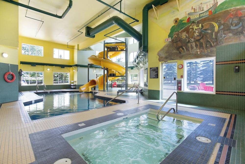 Super 8 by Wyndham Calgary Shawnessy Area 1