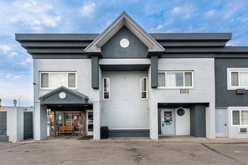 Travelodge by Wyndham Calgary South 2