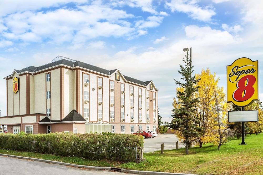 Super 8 by Wyndham Calgary/Airport 1