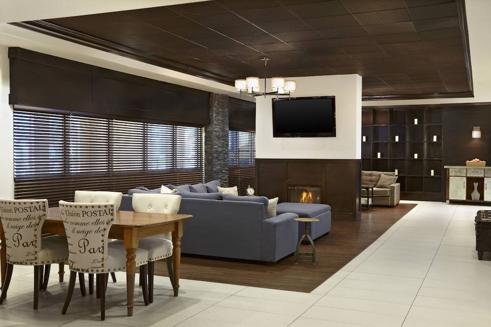 Four Points by Sheraton Hotel & Suites Calgary West 2