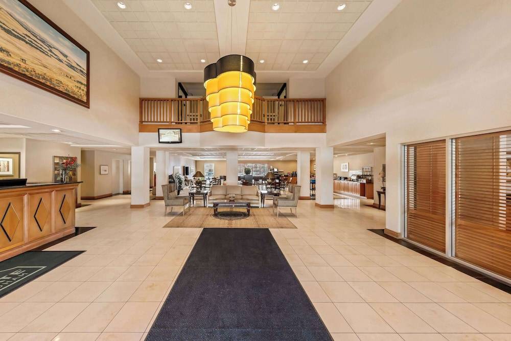 Wingate by Wyndham Calgary South 2
