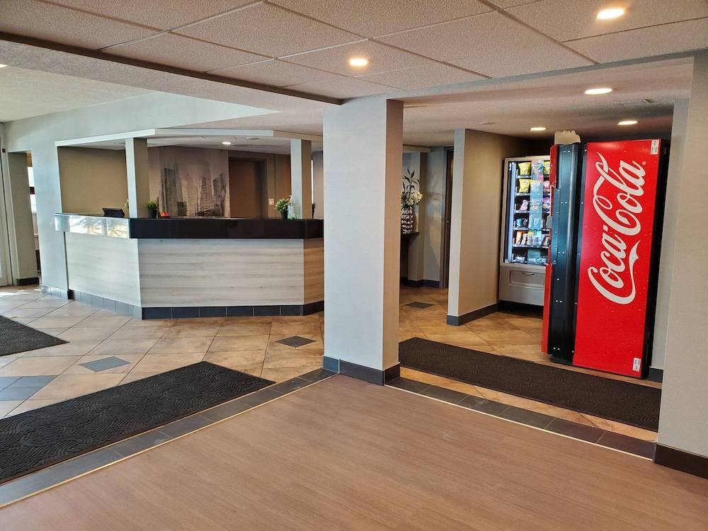 Super 8 by Wyndham Macleod Trail Calgary 2