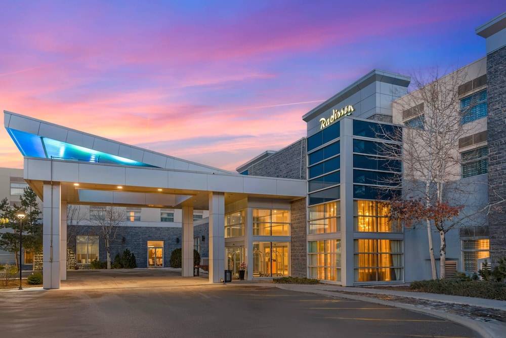 Radisson Hotel & Conference Centre Calgary Airport 1
