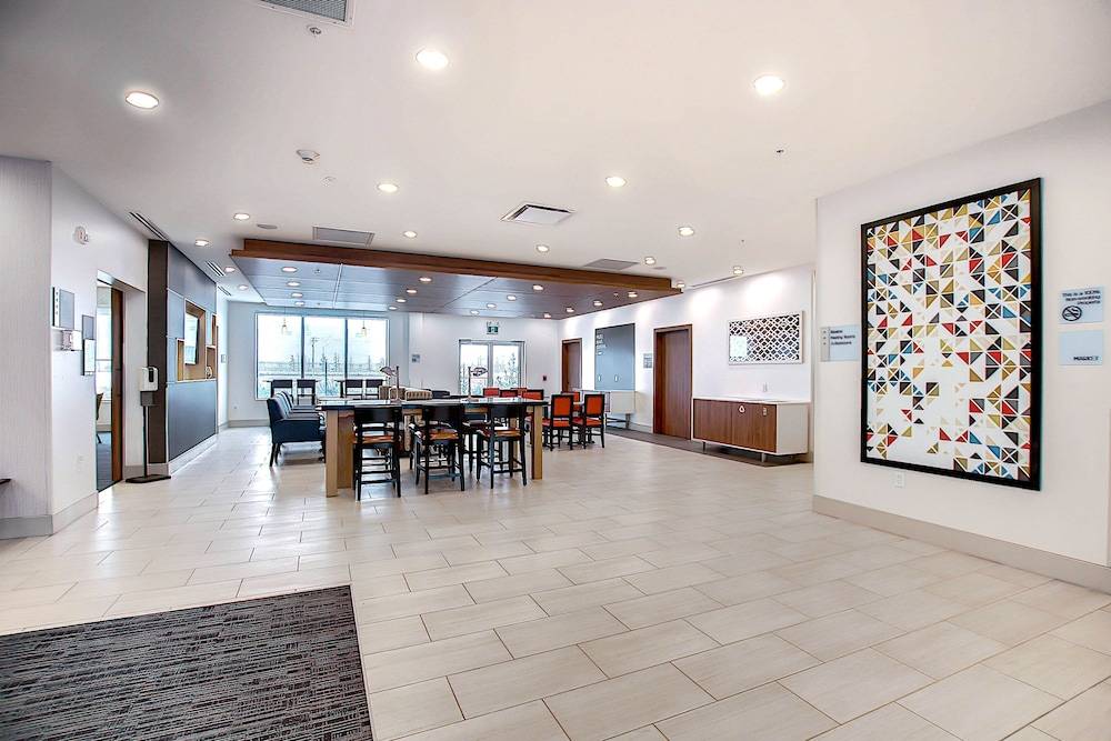 Holiday Inn Express & Suites CALGARY AIRPORT TRAIL NE by IHG 2
