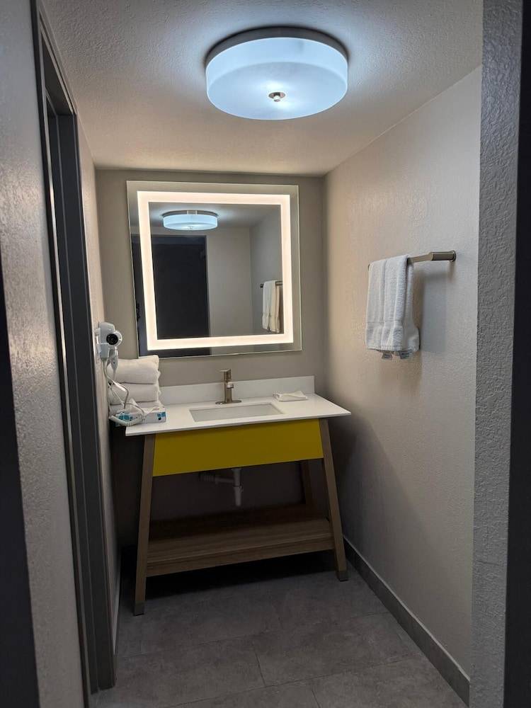 Days Inn by Wyndham Reno 1