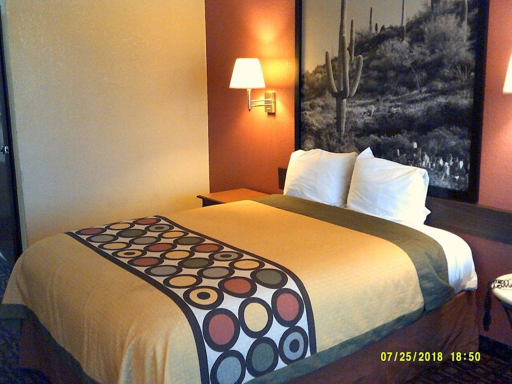 Super 8 by Wyndham Tucson Downtown Convention Center 1