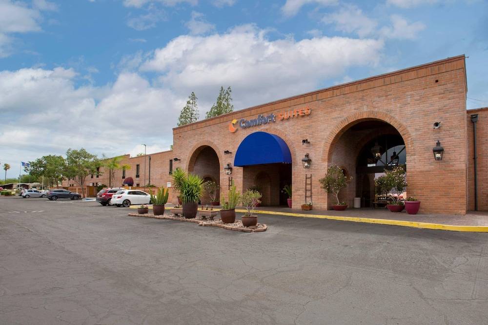 Comfort Suites Tucson near Sabino Canyon 1