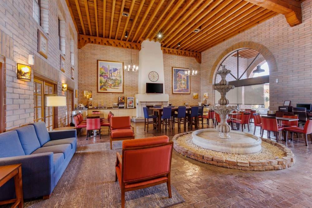 Comfort Suites Tucson near Sabino Canyon 2