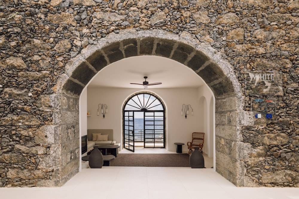 White Exclusive Suites & Villas 2