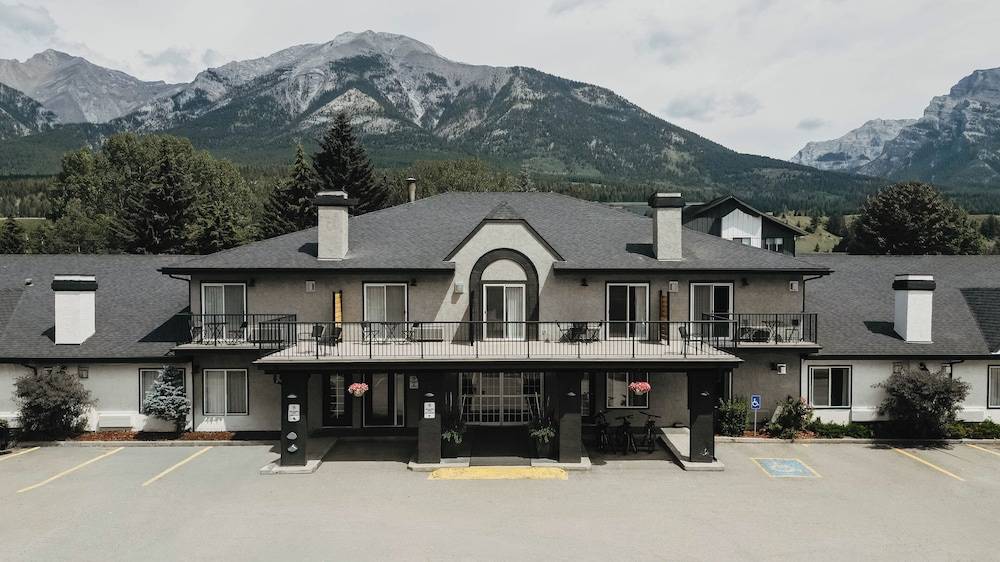 Northwinds Hotel Canmore 1