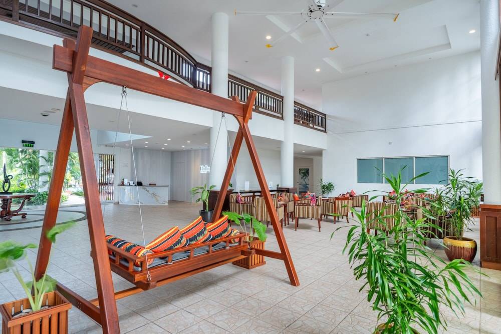 Hulhule Island Hotel- Private Beach Access & Airport Pick-up and Drop 2