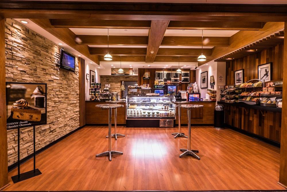 Crowne Plaza NEWARK AIRPORT by IHG 2