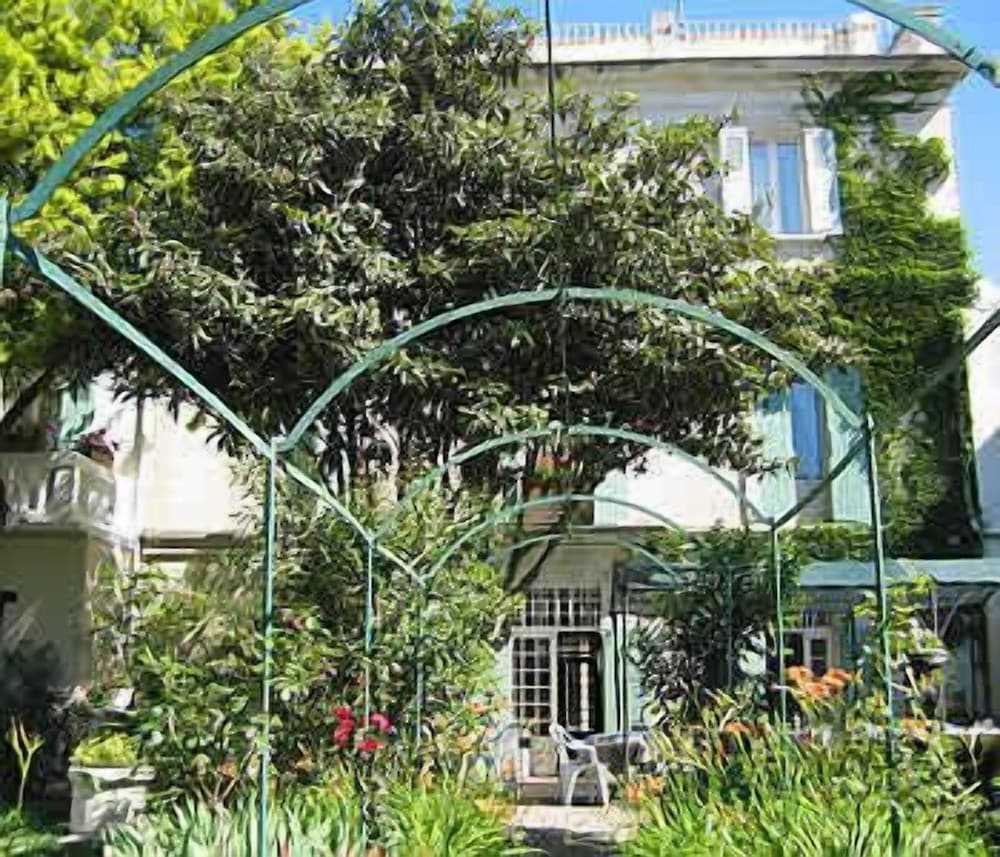 Au Saint Roch - Hôtel et Jardin 1