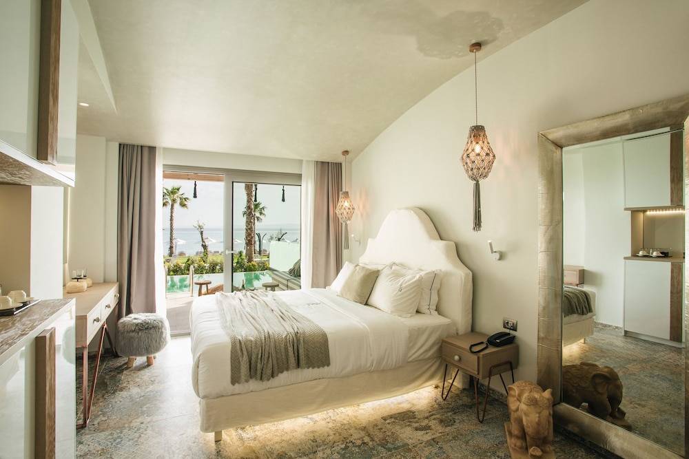 Blue Carpet Luxury Suites 2