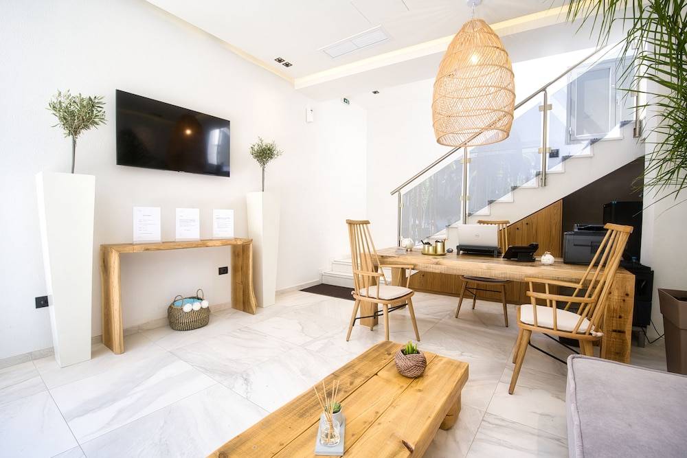 Emily's Luxury Suites 2