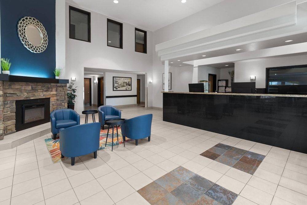 Super 8 by Wyndham Quebec City 1