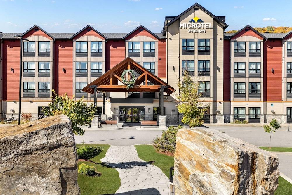 Microtel Inn & Suites by Wyndham Mont Tremblant 1