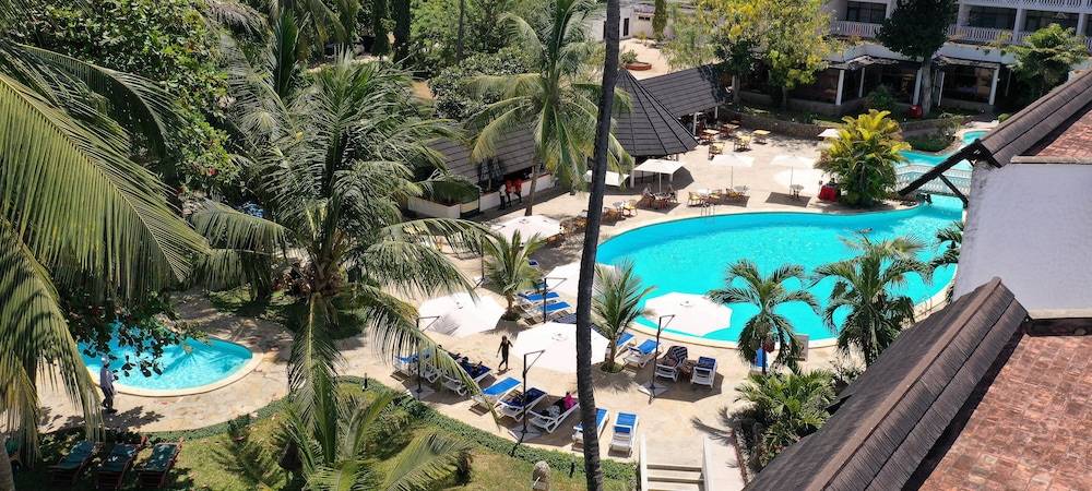 Travellers Beach Hotel & Club 1