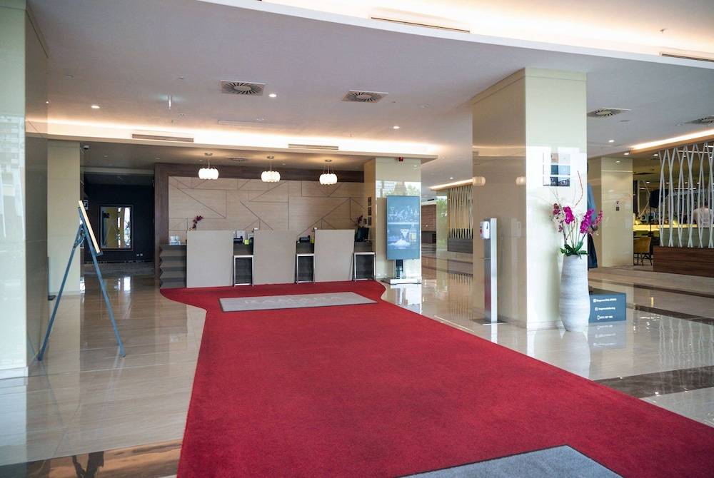 Ramada Plaza by Wyndham Craiova 2