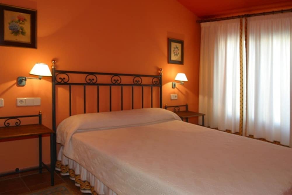 Hotel y apartamentos La Casa Rural 1