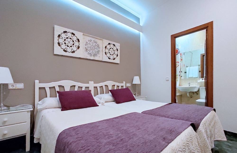 Hostal Bruña Paseo del Prado 1