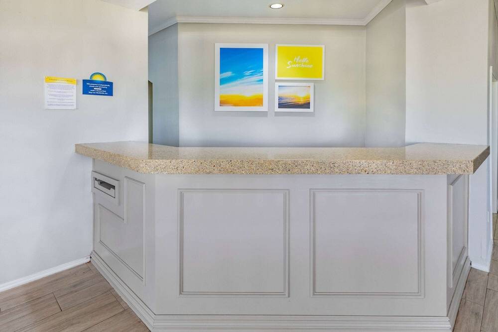 Days Inn & Suites by Wyndham Huntsville 2