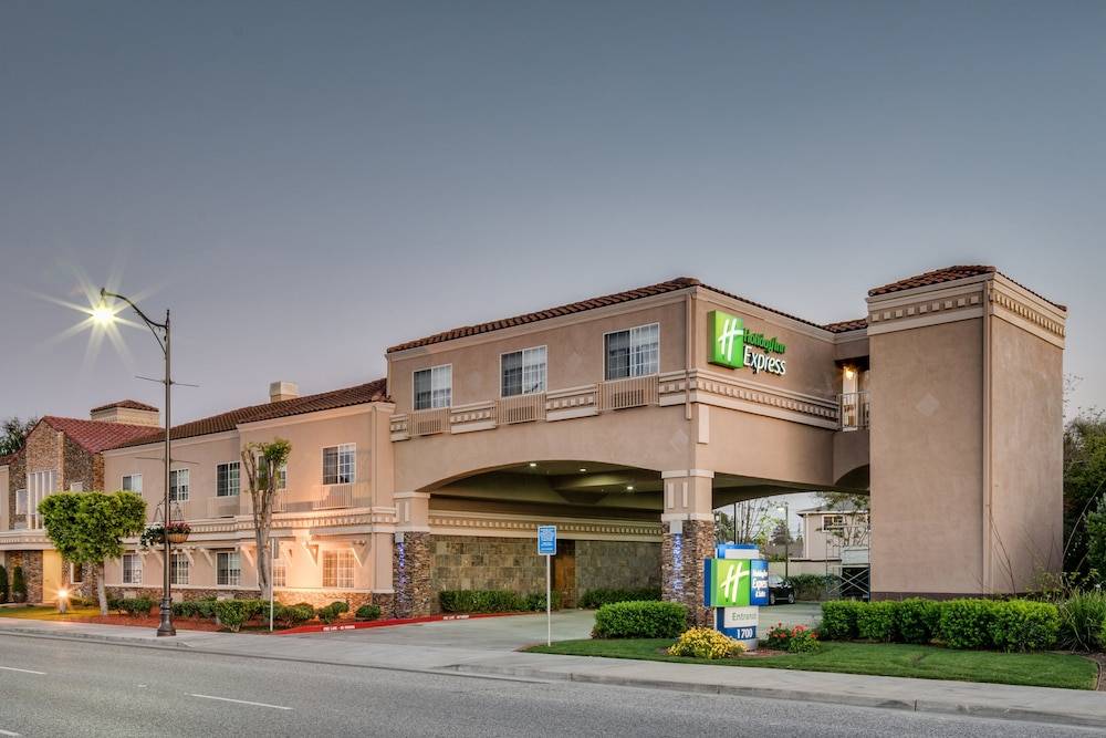 Holiday Inn Express & Suites SANTA CLARA by IHG 1