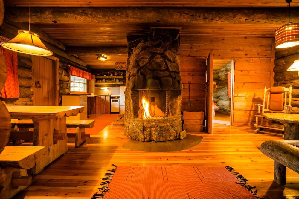 Kakslauttanen Arctic Resort - Igloos and Chalets 2
