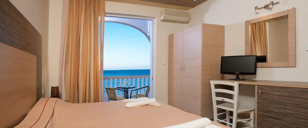 Delfini beach hotel & suites 1