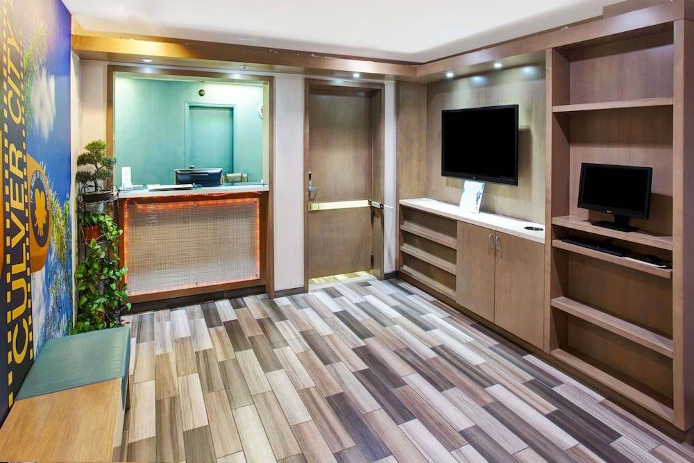 Travelodge by Wyndham Culver City 2