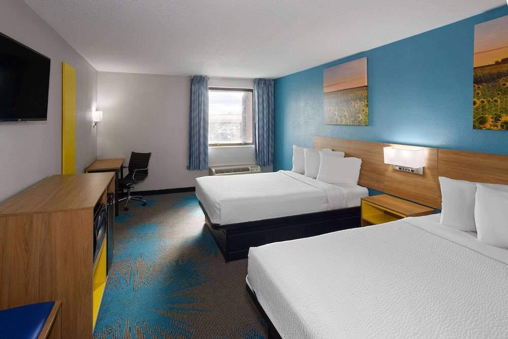 Days Inn & Suites by Wyndham Northwest Indianapolis 2