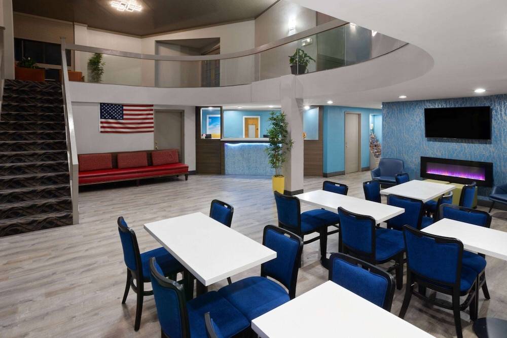 Days Inn & Suites by Wyndham Northwest Indianapolis 1