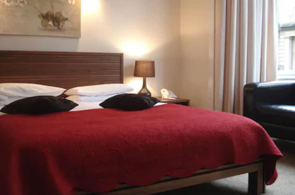 Sandyford Hotel 1