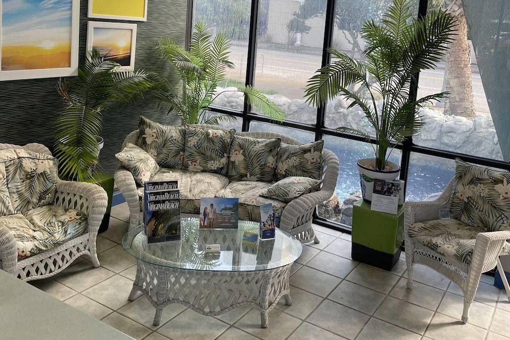 Days Inn by Wyndham Virginia Beach At The Beach 2