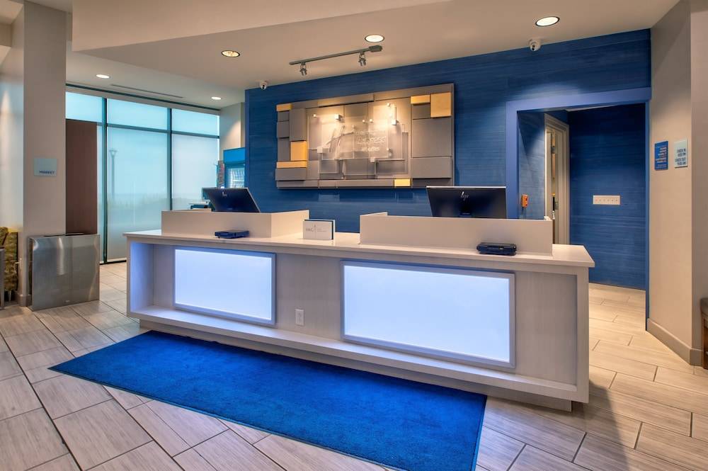 Holiday Inn Express & Suites VA BEACH OCEANFRONT by IHG 2