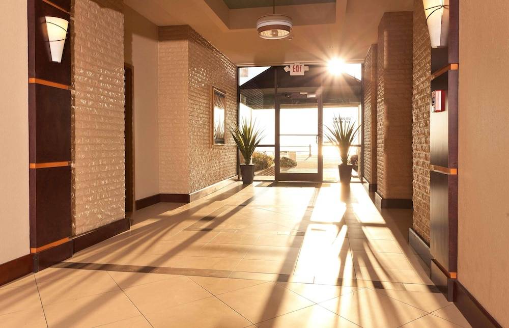 Country Inn & Suites by Radisson, Virginia Beach Oceanfront 2