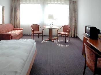 TOP Hotel Post Frankfurt Airport 1
