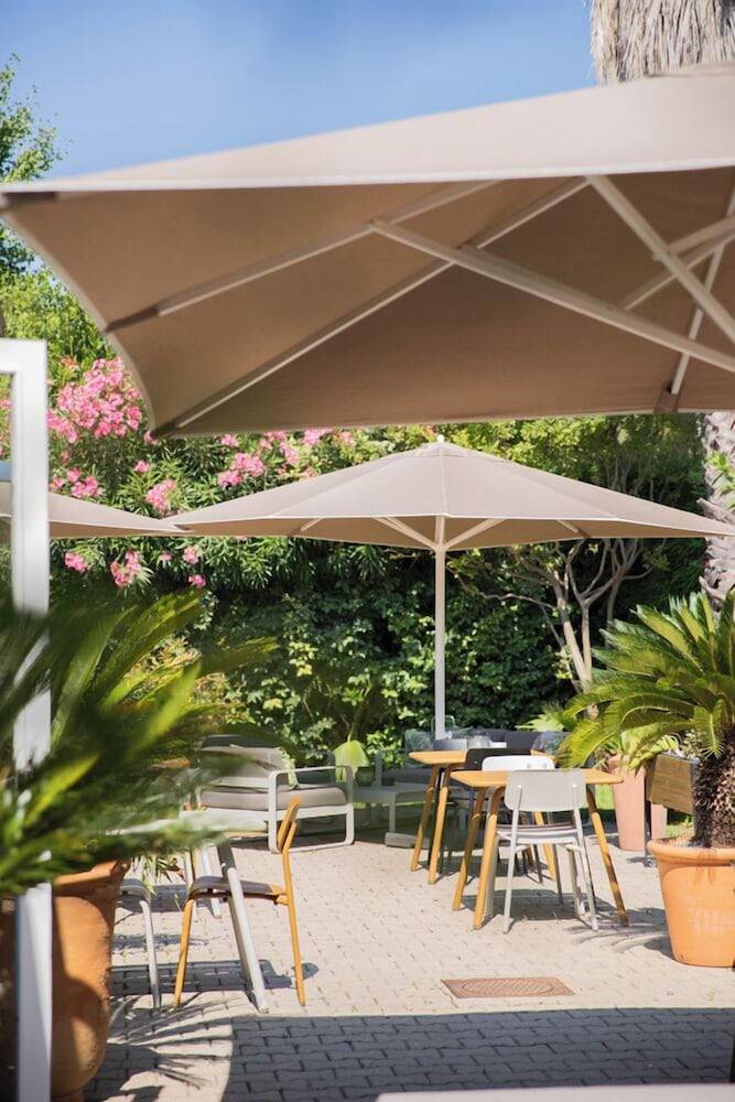 Brit Hotel Confort Nîmes Ouest - A9 sortie 25 1