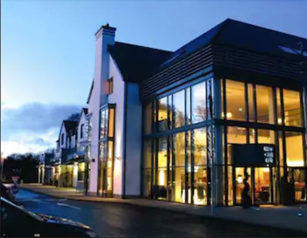 Raheen Woods Hotel 1