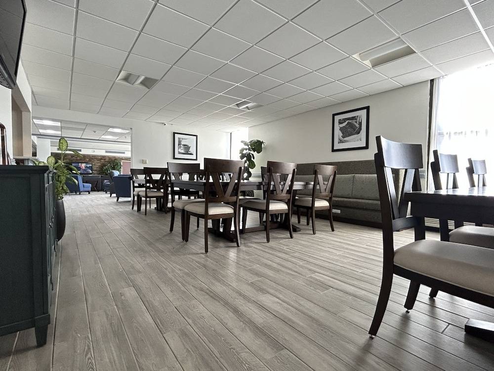 Clarion Inn & Suites Grand Rapids Airport 2