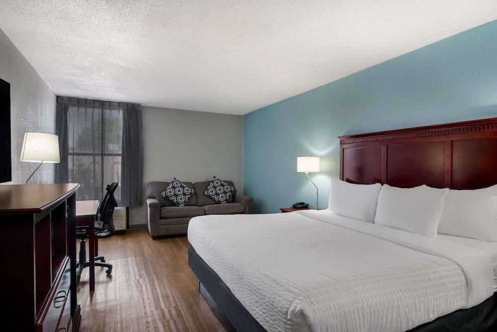 Clarion Inn & Suites Grand Rapids Airport 1