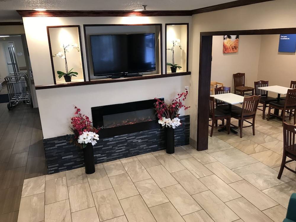 Baymont by Wyndham Grand Rapids Airport 2