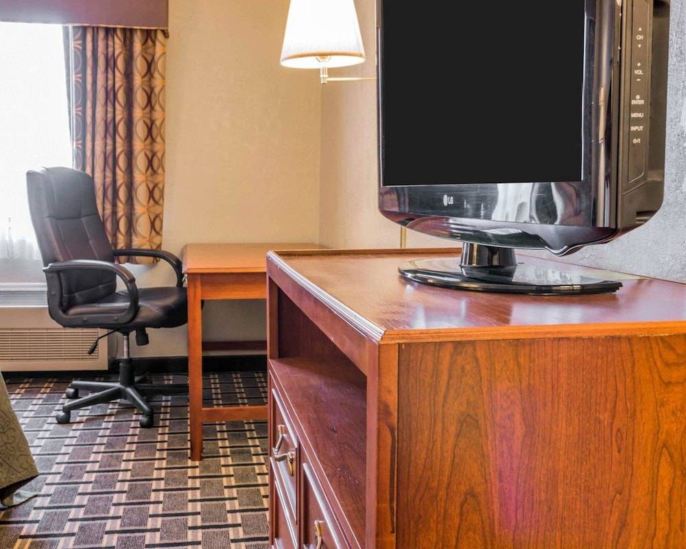 Quality Inn Grand Rapids North 2